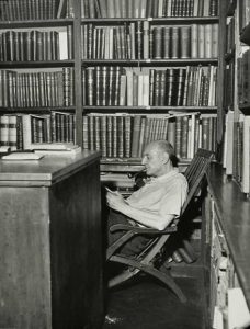 Umberto Saba nella sua libreria.