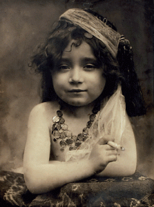 GIUSEPPE SIGON, La piccola fumatrice 1898 ca. [Trieste] - gelatina al bromuro.