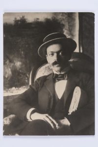 Italo Svevo con le bozze del primo romanzo <em>Una vita</em> sotto il braccio. 1893 ca. [Trieste] - gelatina - Museo Sveviano SV F 158
