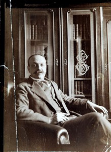 Italo Svevo ritratto di fronte alla sua libreria in Villa Veneziani, 1911 ca. [Trieste] albumina Museo Sveviano SV F 168