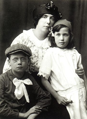 Nora con i figli Giorgio e Lucia