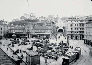 Piazza Goldoni con sullo sfondo l'insegna del "Piccolo" di Trieste