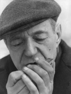 FEDERICO PATELLANI, Il poeta Umberto Saba. Ritratto del poeta mentre si accende la pipa, 27/01/1946 - 30/01/1946 [Cinisello Balsamo - MI] - gelatina bromuro d'argento/carta - Museo di Fotografia Contemporanea - PTL_9_ST_DV