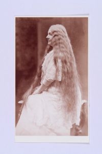 Livia Veneziani con i capelli sciolti 1905 ca. [Trieste] - gelatina a colori - Museo Sveviano SV F 221