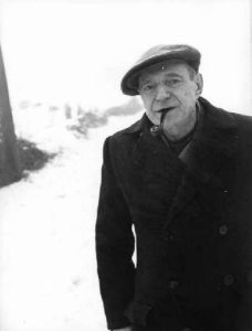 FEDERICO PATELLANI, Il poeta Umberto Saba mentre fuma la pipa, 27/01/1946 - 30/01/1946  [Cinisello Balsamo - MI] - gelatina bromuro d'argento/pellicola in rullo negativa (nitrato) - Museo di Fotografia Contemporanea - PR. 916/FT. 33